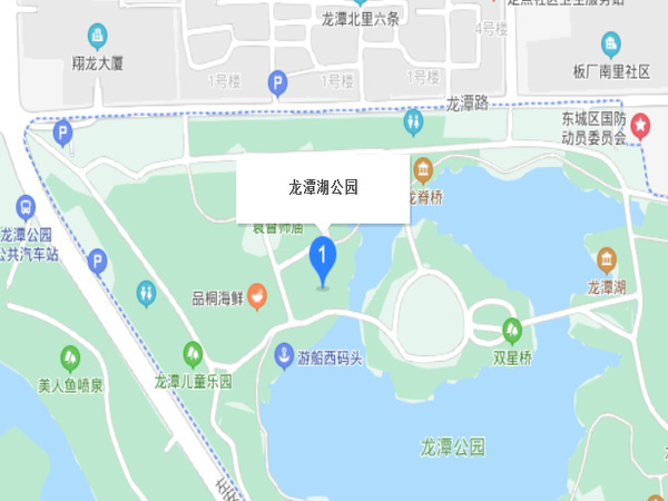 龍?zhí)逗?>龍?zhí)逗?，位于北京市東城區(qū)外城東南隅，龍須溝流經(jīng)此地，故命名為“龍?zhí)逗?rdquo;。為古高梁河穿過的地區(qū)，屬海河流域北運河支流通惠河支流護城河水系。因明圍筑外城墻的窯坑積水形成，中華人民共和國建國后，疏挖成三處湖面，面積44.3萬多平方米，并于1980年代建成大型河湖公園（龍?zhí)逗珗@、北京游樂園、龍?zhí)段骱珗@）。也是南城雨水的調(diào)蓄湖泊</ul></div>
<div   id=
